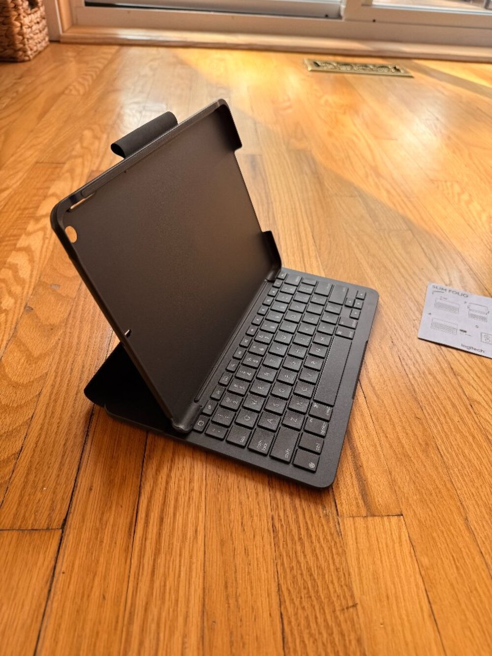 Logitech Slim Folio Keyboard Case for iPad (9th / 8th / 7th Gen) – Excellent Con
